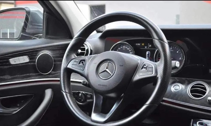 Mercedes-Benz Klasa E cena 119900 przebieg: 121000, rok produkcji 2017 z Koronowo małe 121